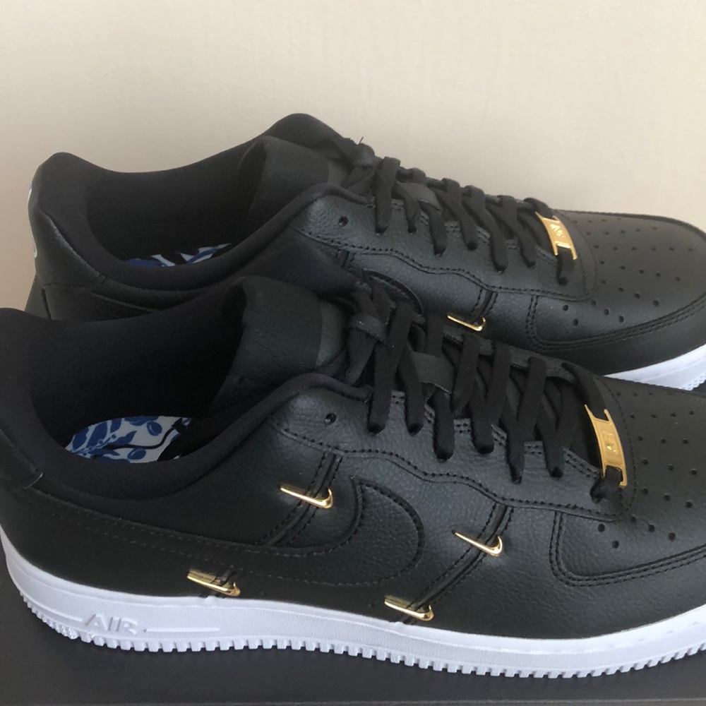 🖤🤍NIKE AIR FORCE 1 ‘07 LX SNEAKERS🤍🖤 - Picture 2 of 7